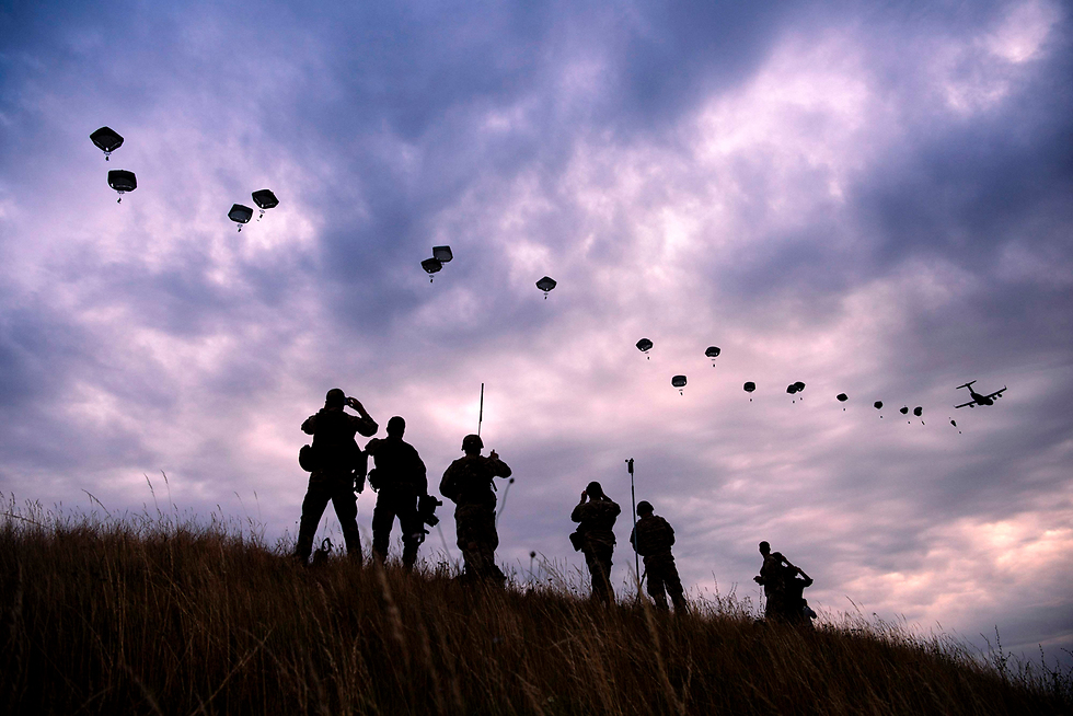 צנחני נאט"ו בתרגיל משותף עם חיל האוויר האמריקני בבולגריה (צילום: AFP) (צילום: AFP)