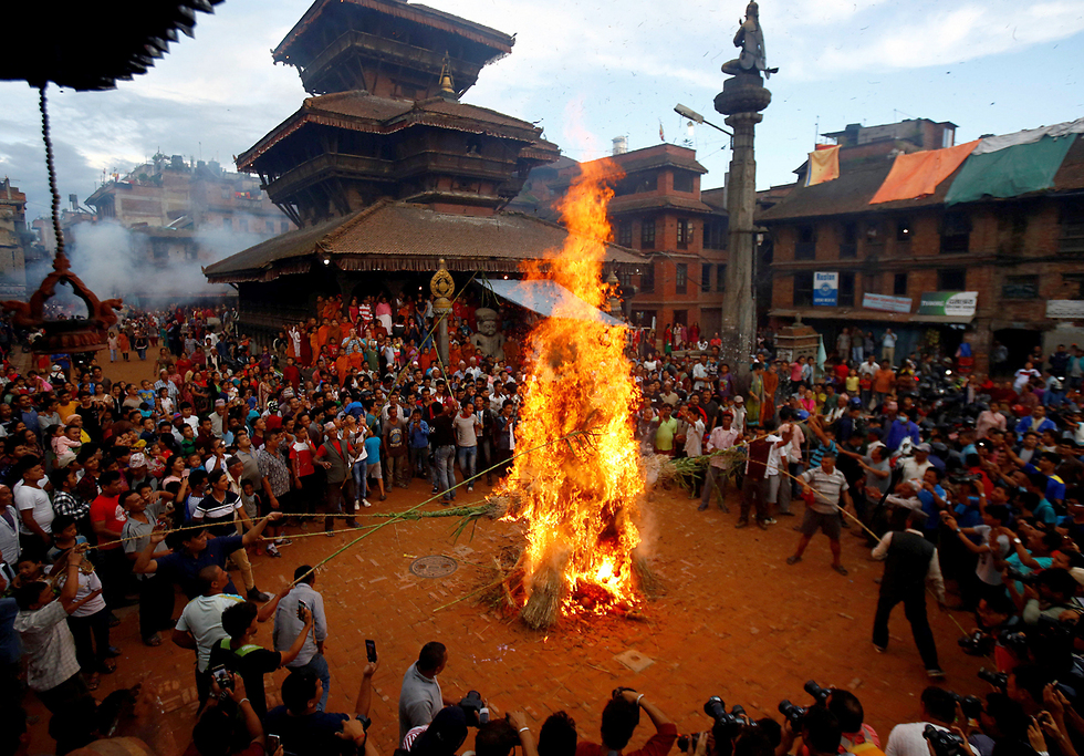"נגד הרוע": שורפים בובת שטן בפסטיבל בעיר העתיקה בהקטפור בנפאל (צילום: רויטרס) (צילום: רויטרס)