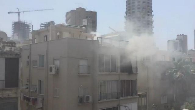 העשן שהיתמר מדירתו של בקר בתל אביב ()