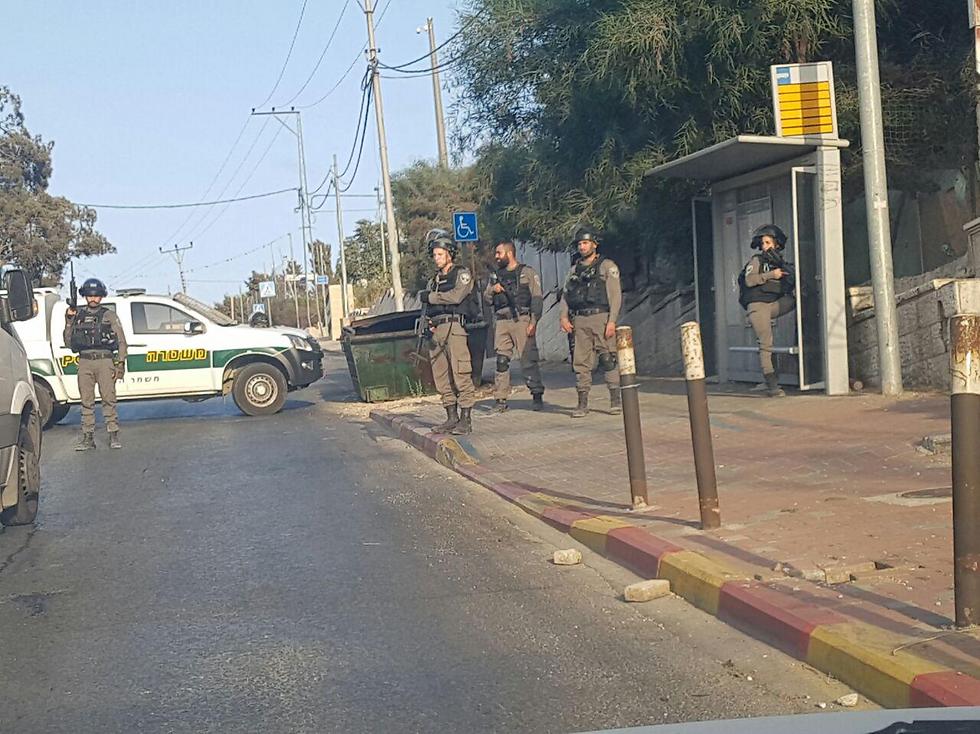 מוטלות על הכביש: אבנים שיודו על כוחות הביטחון. ירושלים, הערב ()