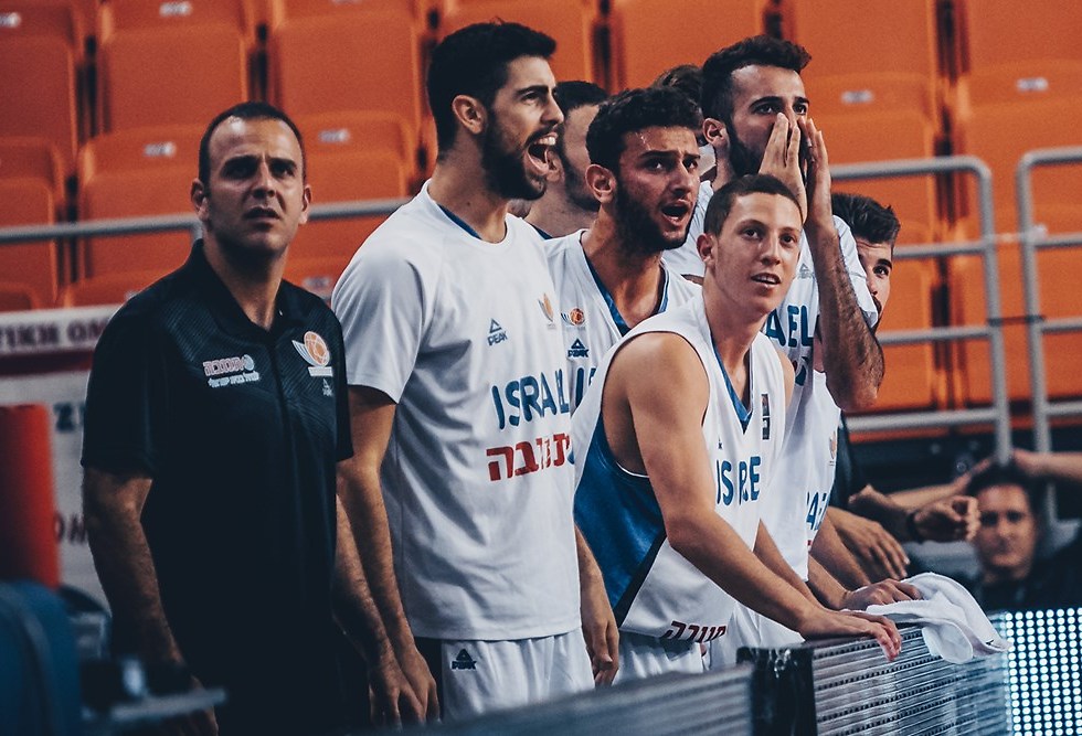 הספסל של ישראל בטירוף (צילום: FIBA) (צילום: FIBA)
