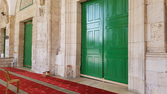 דלתות המסגד סגורות, הבוקר ()