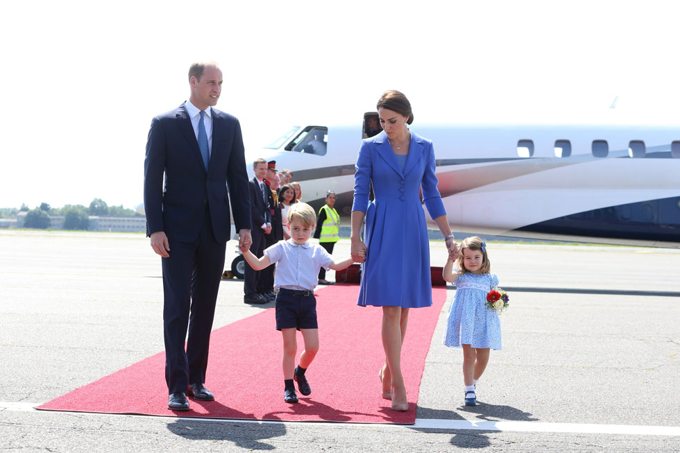 המשפחה המלכותית נוחתת בברלין. אין להקל ראש בבחירותיה של קייט מידלטון את בגדיה ואת הלבוש של ילדיה (צילום: Gettyimages)