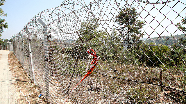 The security fence in Halamish over which the terrorist climbed (Photo: Yariv Katz)