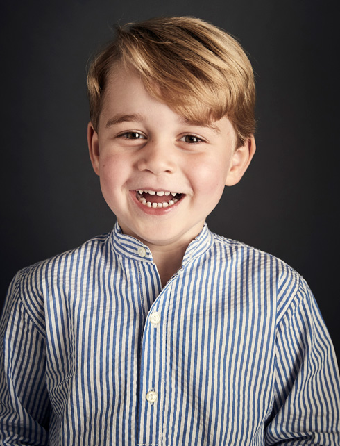 הפורטרט המלכותי הרשמי שיצא מהארמון. חולצת פסים מכופתרת וחיוך של שיני חלב (צילום: Gettyimages)