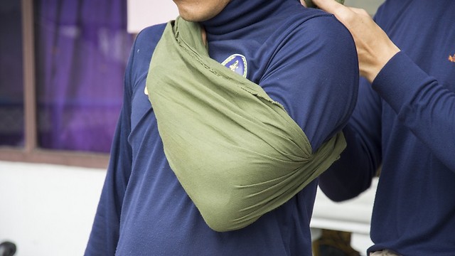 תהליך ממושך המתפתח בהדרגה. פציעה בכתף לאחר פעילות גופנית (צילום: shutterstock) (צילום: shutterstock)
