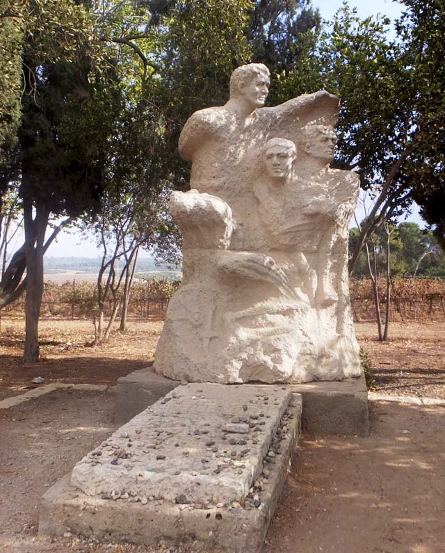 Памятник "Труд и защита"