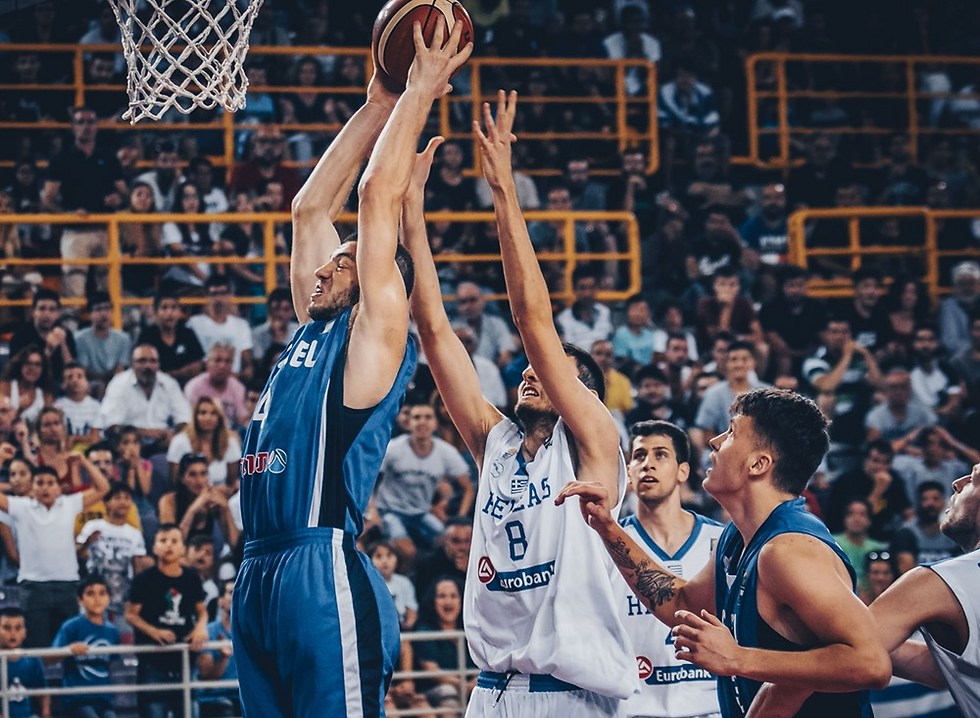 יונתן רבינוביץ' נלחם על הריבאונד (צילום: FIBA) (צילום: FIBA)