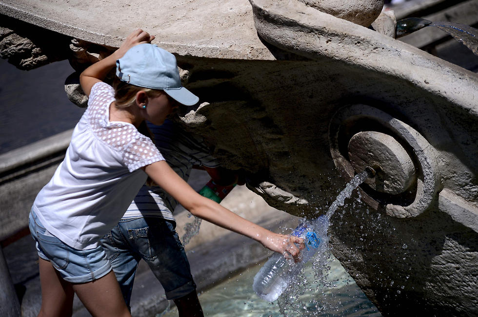 ממלאים בקבוקי מים במזרקות (צילום: AFP) (צילום: AFP)