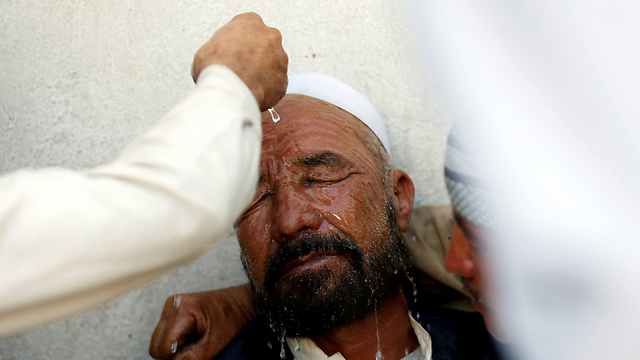 האזרחים משלמים את מחיר הסכסוך האלים במדינה. אחד הפצועים בקאבול (צילום: רויטרס) (צילום: רויטרס)