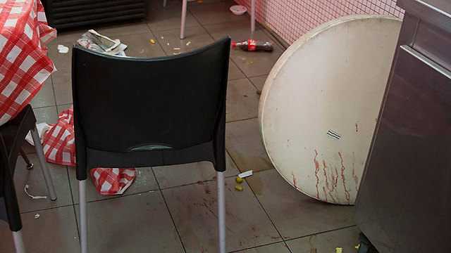 כתמי דם במסעדה שבה אירע הפיגוע (צילום: AP) (צילום: AP)