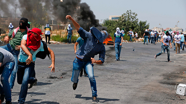 Palestinian rioters near Beit El (Photo: AFP)
