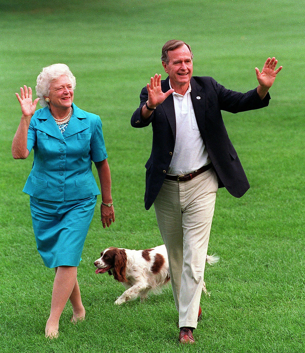 ג'ורג' בוש האב, ברברה והכלבה מילי (צילום: AP) (צילום: AP)