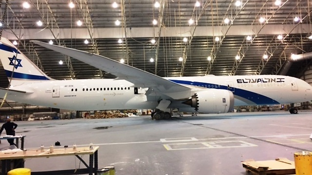 המטוס במפעל בואינג בסיאטל, השבוע ()