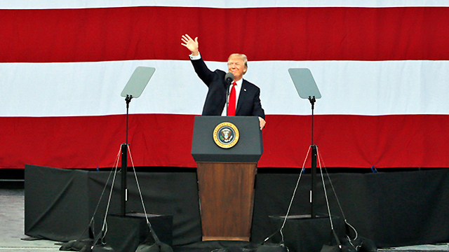 "אתם מוחאים כפיים למישהו ספציפי?". טראמפ (צילום: AP) (צילום: AP)
