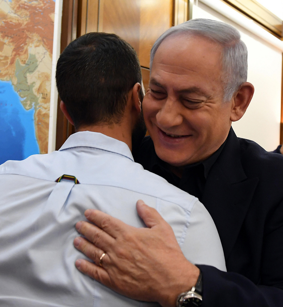 Prime Minister Netanyahu embraces Moyal upon his return to Israel (Photo: Haim Tzah, GPO) (Photo: Haim Tzah/GPO)