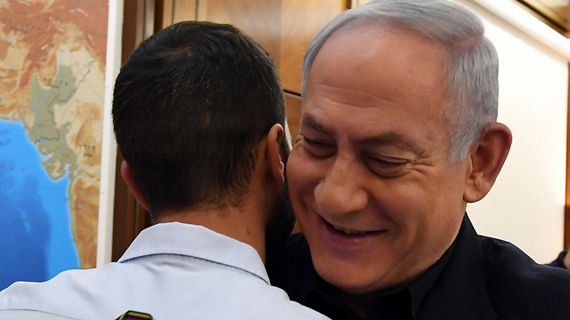 Netanyahu greets Israeli security guard upon his return from Jordan (Photo: Haim Tzach/GPO) (Photo: Haim Zach/GPO)