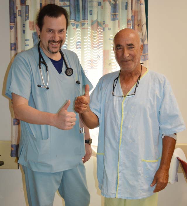 Д-р Александр Фельдман с пациентом. Фото: больница Ха-Эмек
