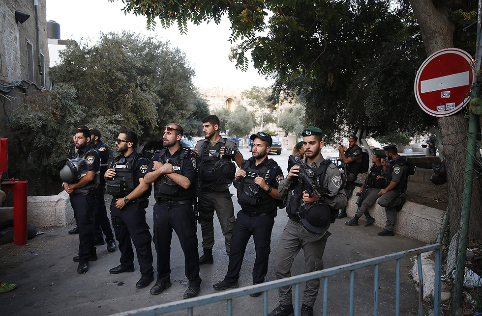 המשטרה מאבטחת את אזור הר הבית (צילום: AFP) (צילום: AFP)