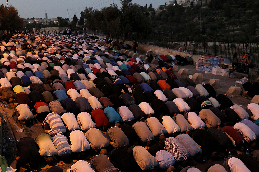 מחאה טורקית בשעה שהתפילות נמשכות מחוץ למסגד אל-אקצה (צילום: MCT) (צילום: MCT)