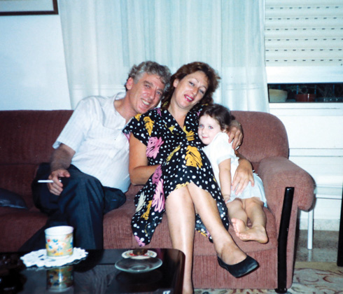 ליאת עם הוריה ז"ל, טובה ולייזי. "בית לא סטנדרט" (צילום: אלבום פרטי)