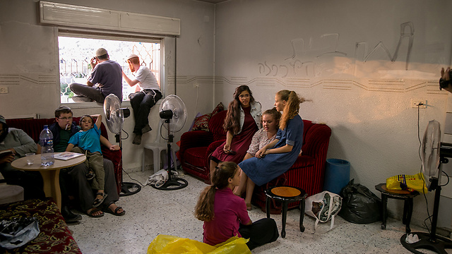 Families in the Machpelah House (Photo: Ohad Zwigenberg)