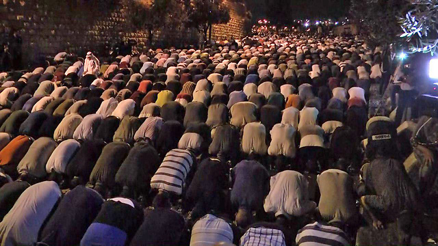 הערכה: 300 אלף מתפללים מוסלמים מחר באל-אקצא (צילום: גיל יוחנן) (צילום: גיל יוחנן)