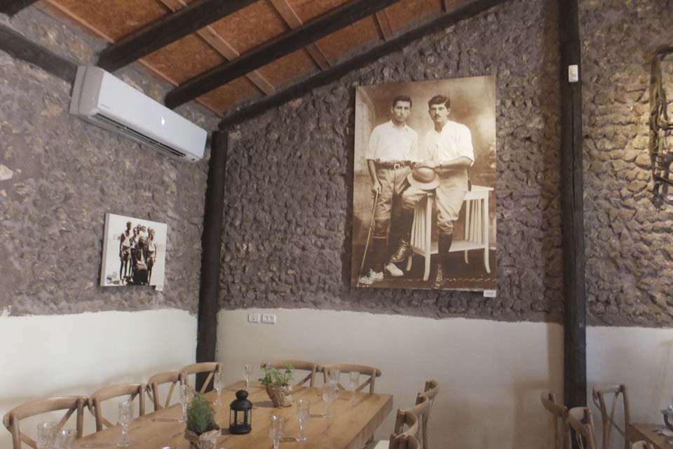 Сыновья Шломо Шпака - фото на стене в кафе