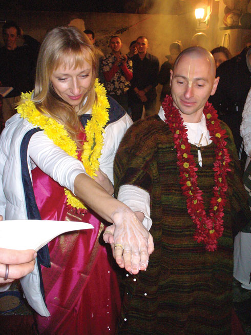 בני הזוג בחתונתם שנערכת על פי המסורת הוודה ההודית (צילום: אלבום פרטי)