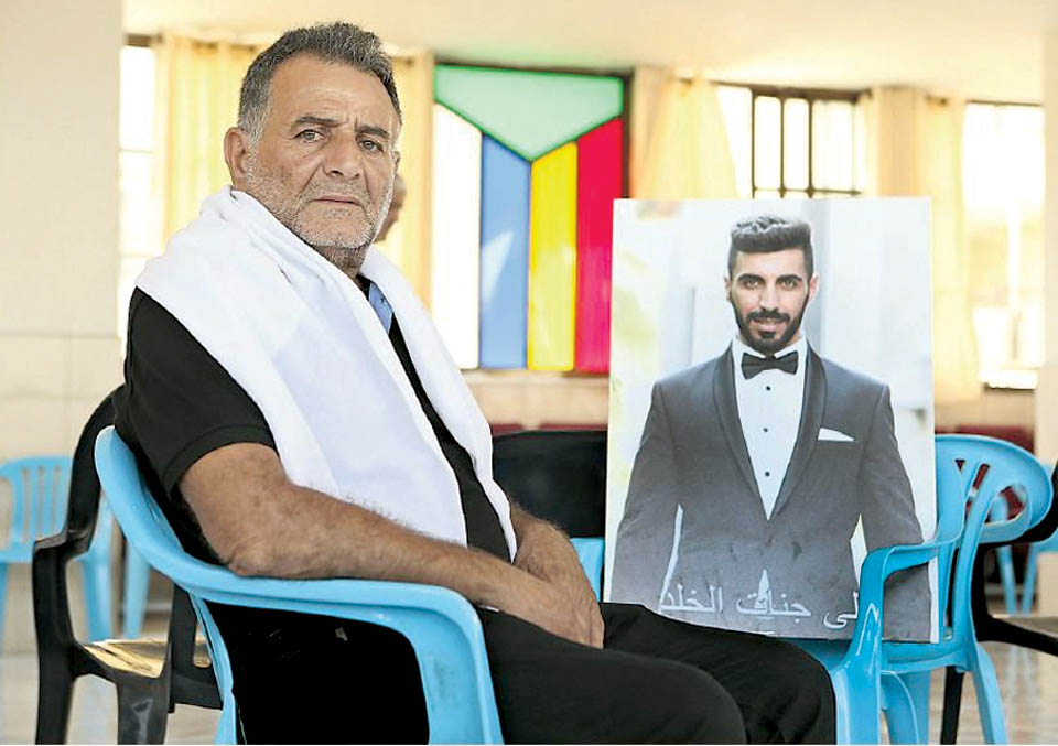 Отец Хаиля Афиф с портретом сына. Фото: "Едиот ахронот"