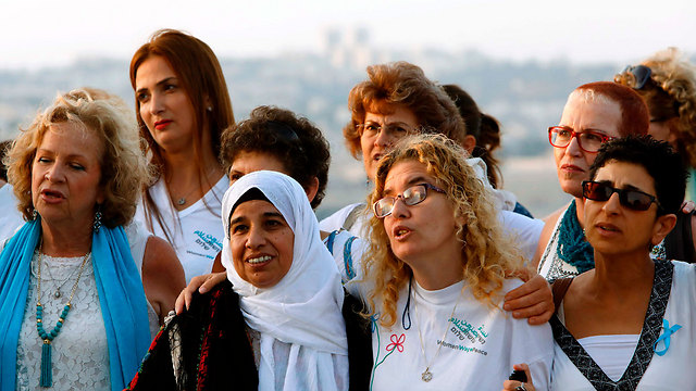 "המלחמה היא לא בינינו, ואם כולם יראו את זה מצבנו ישתפר". "נשים עושות שלום" (צילום: AFP) (צילום: AFP)