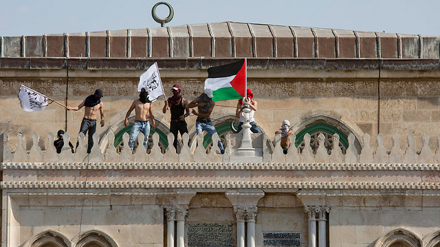 הדגל הפלסטיני הונף על מסגד אל-אקצה  (צילום: EPA) (צילום: EPA)