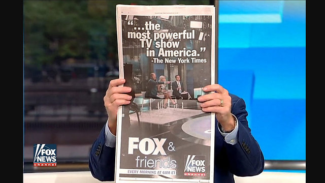 העיתון והמודעה מוצגים בתוכנית Fox & Friends ()