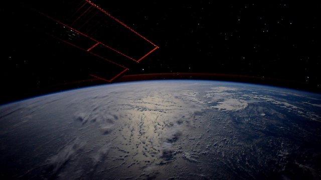 הקולטים של תחנת החלל על רקע כדור הארץ (צילום: ג'ק פישר, נאס"א) (צילום: ג'ק פישר, נאס