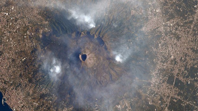 שריפות ליד הר הגעש וזוב, ממזרח לנפולי באמצע החודש (צילום: ג'ק פישר, נאס"א) (צילום: ג'ק פישר, נאס