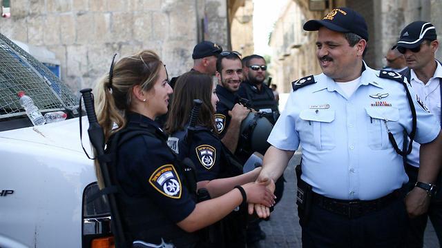 Alsheikh visiting police officers near the Temple Mount (Photo: Ohad Zwigenberg)