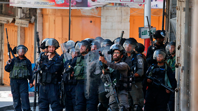 Israeli security forces in Hebron (Photo: AFP)