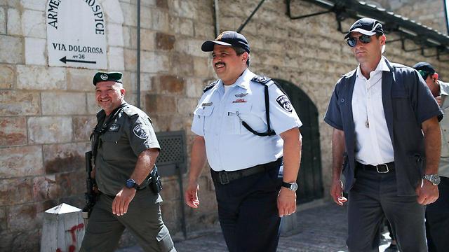 Police Commissioner Roni Alsheikh (C) and Border Poilce Commissioner Yaakov Shabtai (L) touring the Temple Mount entrance area (Photo: Ohad Zwigenberg)
