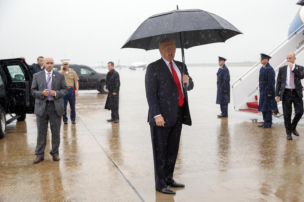 "ריינס הוא איש טוב". טראמפ לאחר נחיתתו בבסיס אנדרוז, אמש (צילום: AP) (צילום: AP)