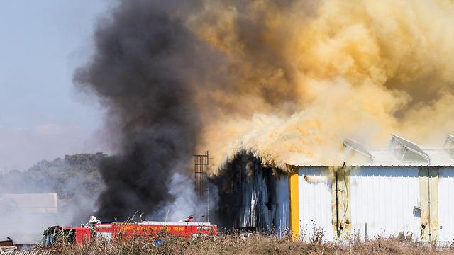 השריפה בהאנגר במושב גבעת כ"ח (צילום: רפי תלמוד) (צילום: רפי תלמוד)