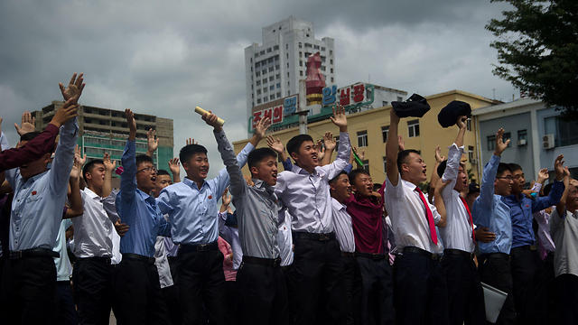 אזרחים הריעו לשליט צפון קוריאה בפיונגיאנג (צילום: AFP) (צילום: AFP)