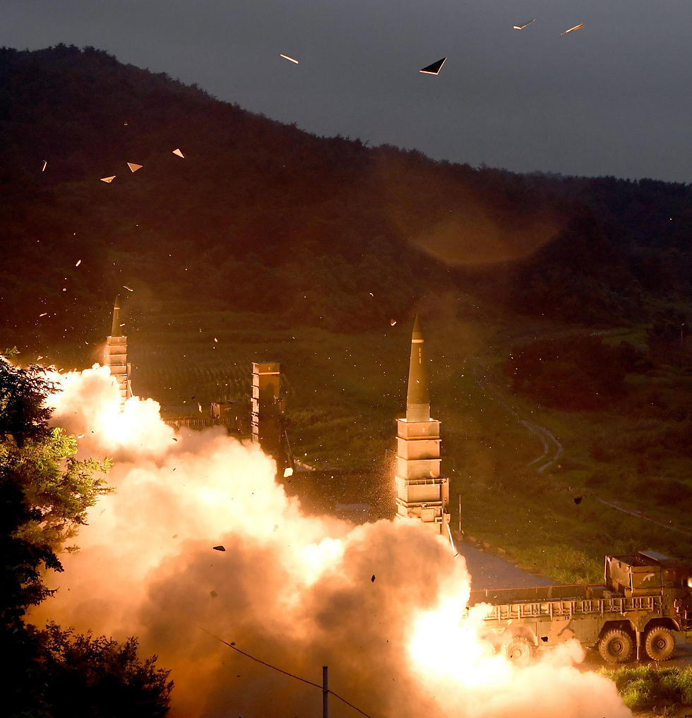 שיגור טילים של דרום קוריאה וארה"ב בתגובה לניסוי של צפון קוריאה (צילום: EPA) (צילום: EPA)