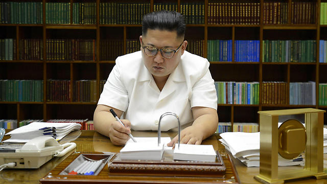 צפון קוריאה הפסיקה את המשא ומתן בפורום שש המדינות ב-2009. קים ג'ונג און (צילום: AFP) (צילום: AFP)