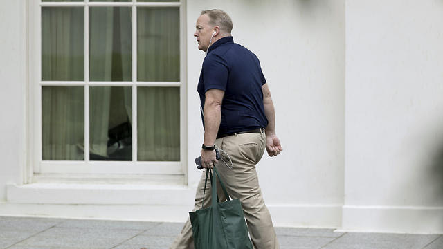 ספייסר בבית הלבן אחרי שהתפטר (צילום: AP) (צילום: AP)