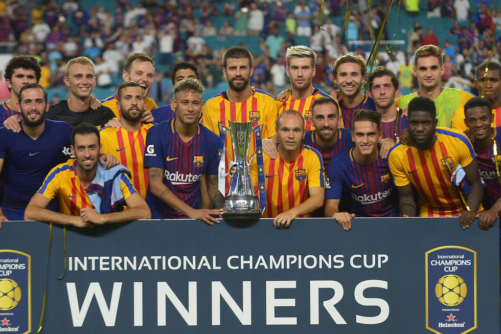 שחקני ברצלונה עם גביע האלופות (צילום: AFP) (צילום: AFP)