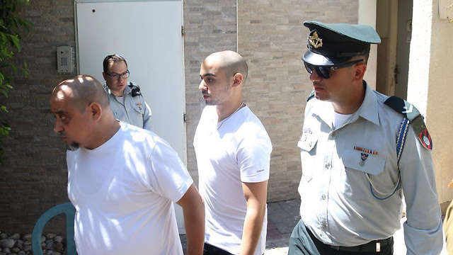 אלאור אזריה ואביו צ'רלי, היום בכניסה לבית הדין לערעורים (צילום: מוטי קמחי) (צילום: מוטי קמחי)