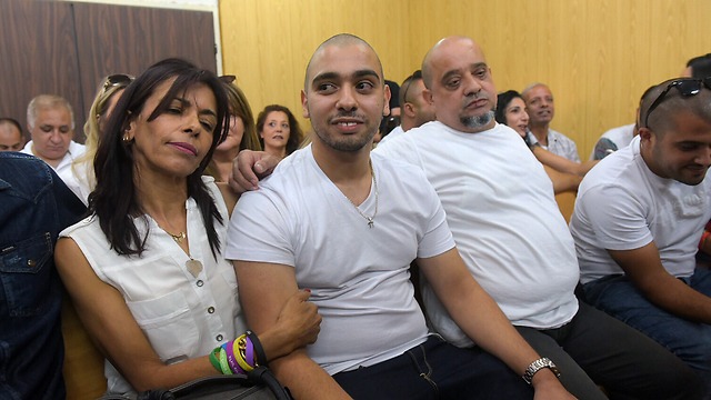 Азария с матерью и отцом в суде. Фото: Авшалом Сасони