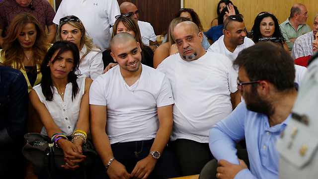 Likud MK Oren Hazan, bottom right corner, speaking to the Azaria family at court (Photo: Tomer Applebaum)