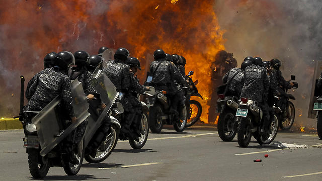 יותר מ-120 הרוגים. עימותים ברחובות ונצואלה (צילום: EPA) (צילום: EPA)