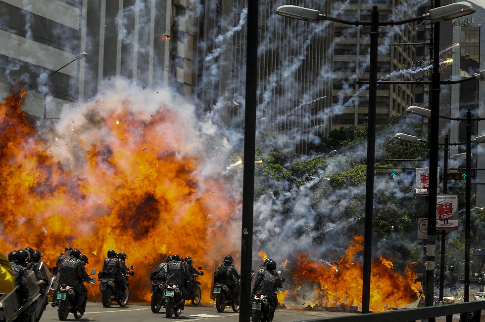 עימותים בוונצואלה, אתמול (צילום: EPA) (צילום: EPA)